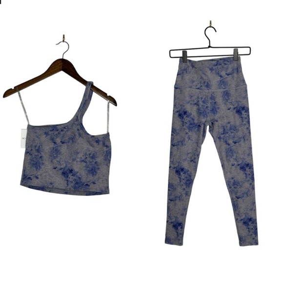 Beyond Yoga Dresses & Skirts - Beyond Yoga Size S/M NWT Sports Bra and Leggings Set in Underwater Floral